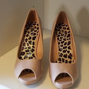 Ladies peep toe pumps